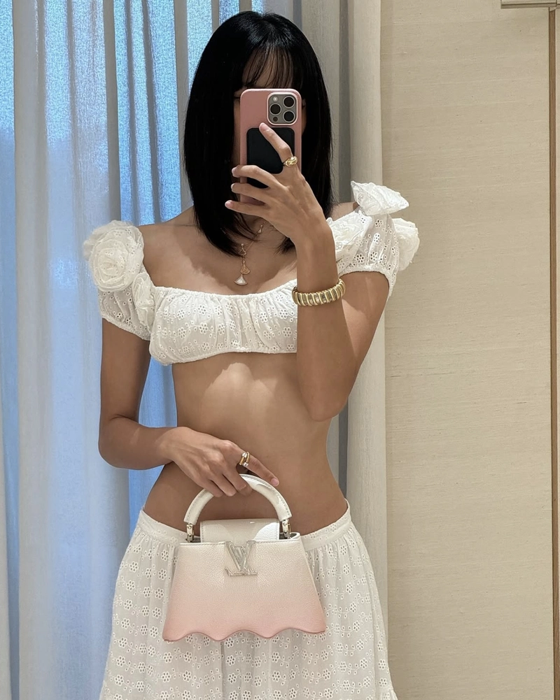 Gái xinh Lisa bikini chụp ảnh trước gương