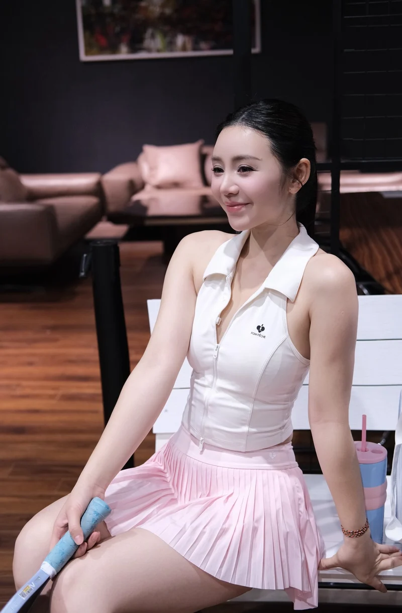 Gái xinh Quỳnh Kool tư thế gợi cảm bên bờ biển