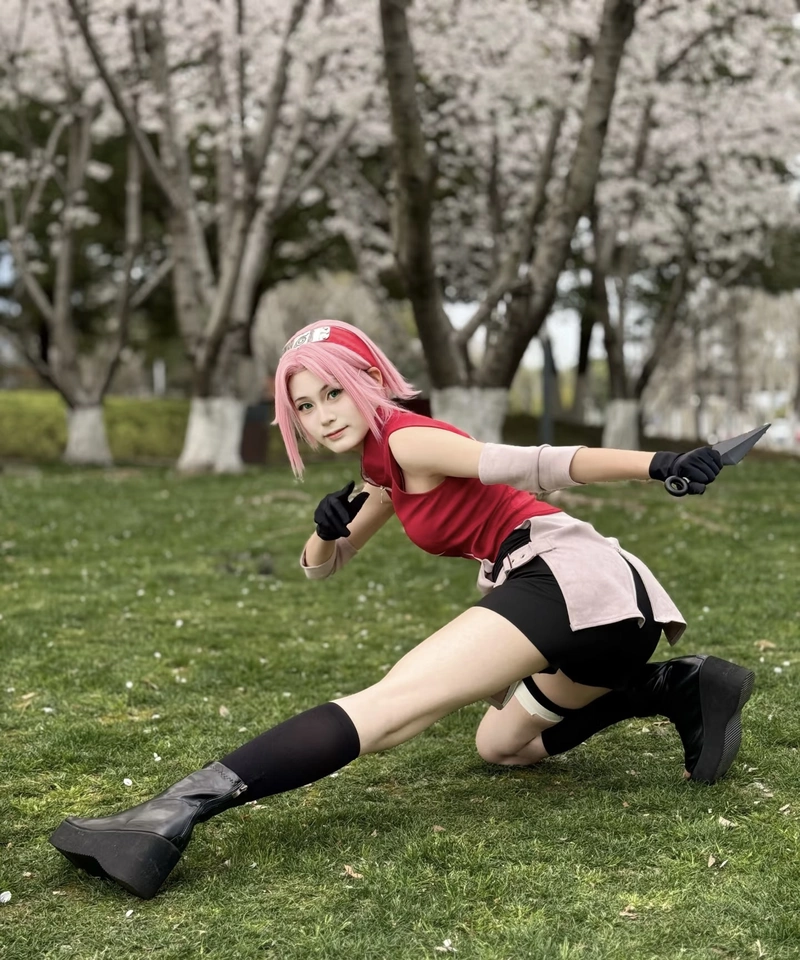 Gái xinh cosplay Sakura ngoại cảnh tự nhiên
