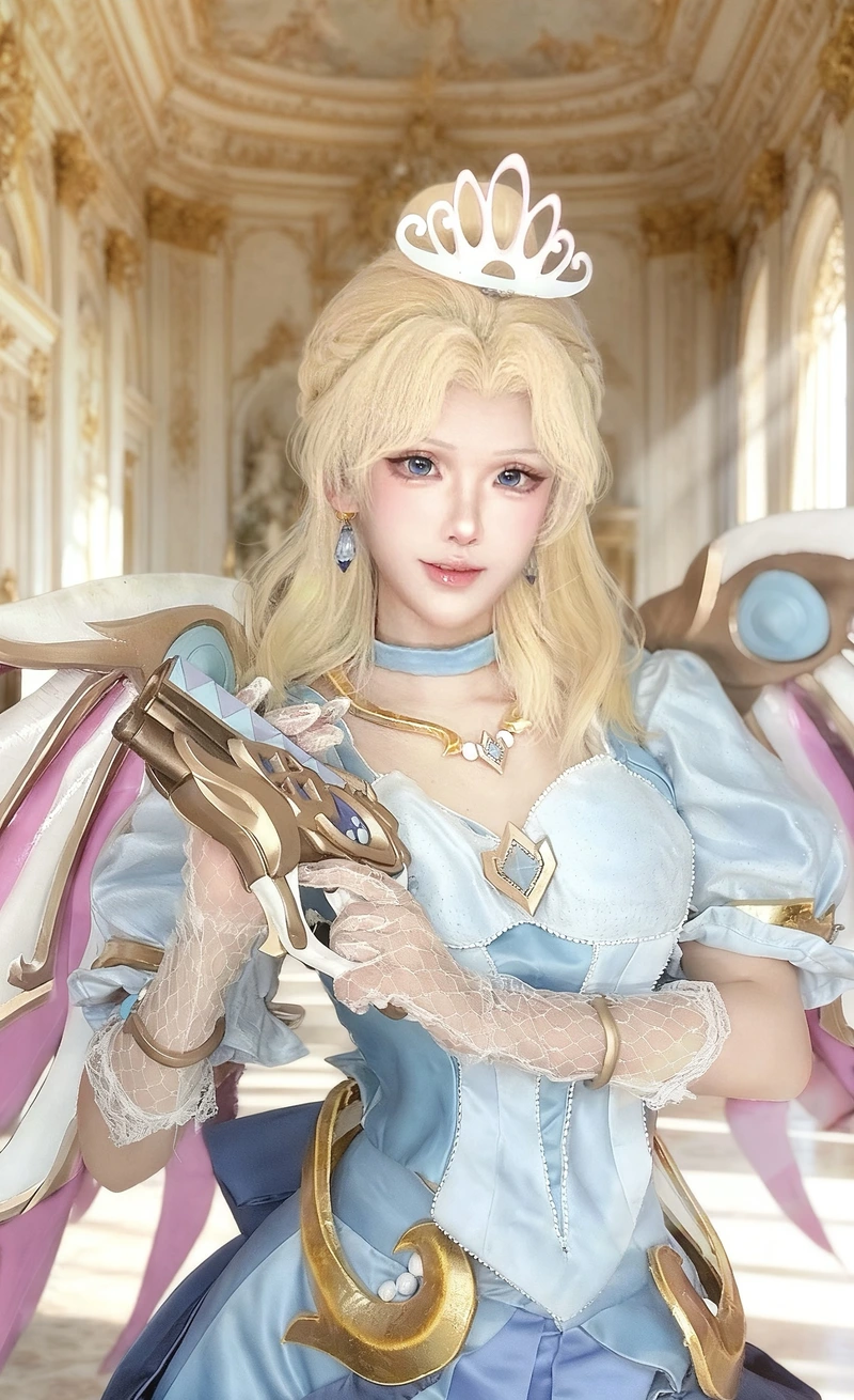 Gái xinh cosplay thiên thần biểu cảm dịu dàng