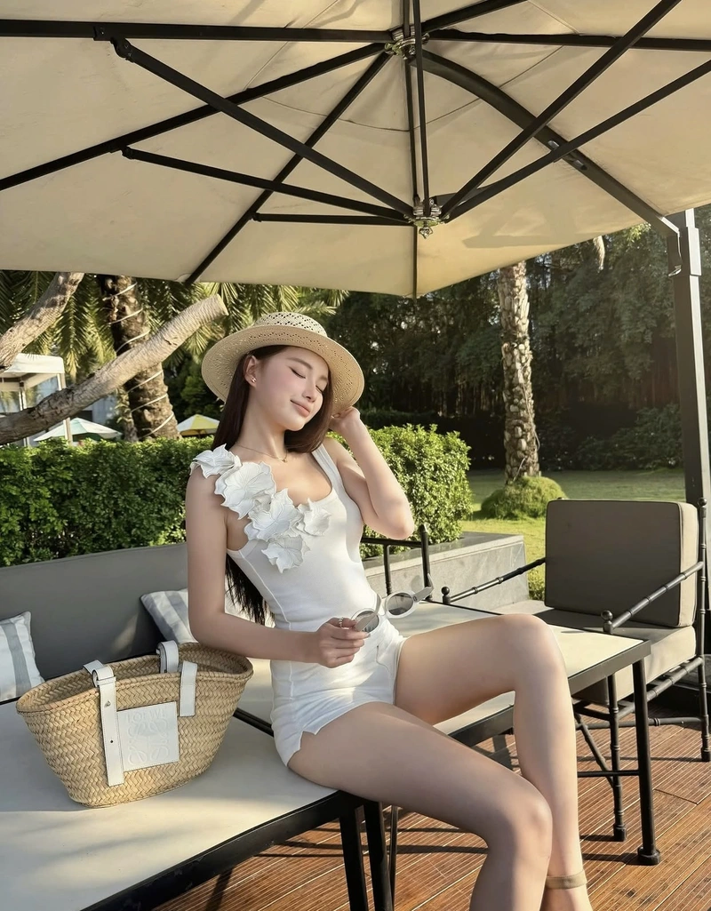 Gái xinh cười ánh nắng làm nổi bật vẻ đẹp