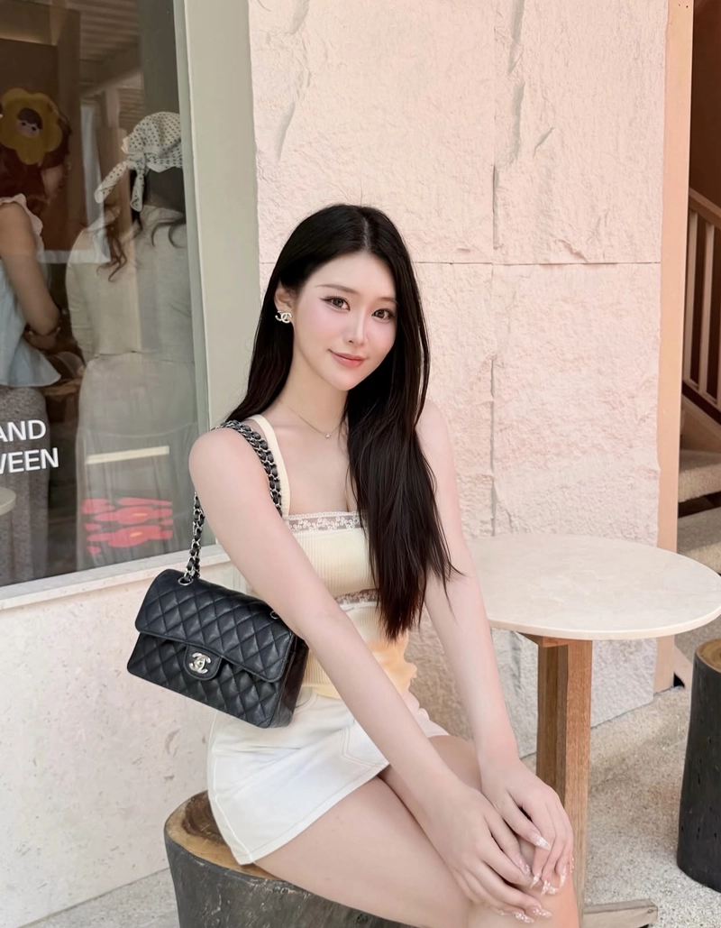 Gái xinh cười mỉm đời thường gần gũi