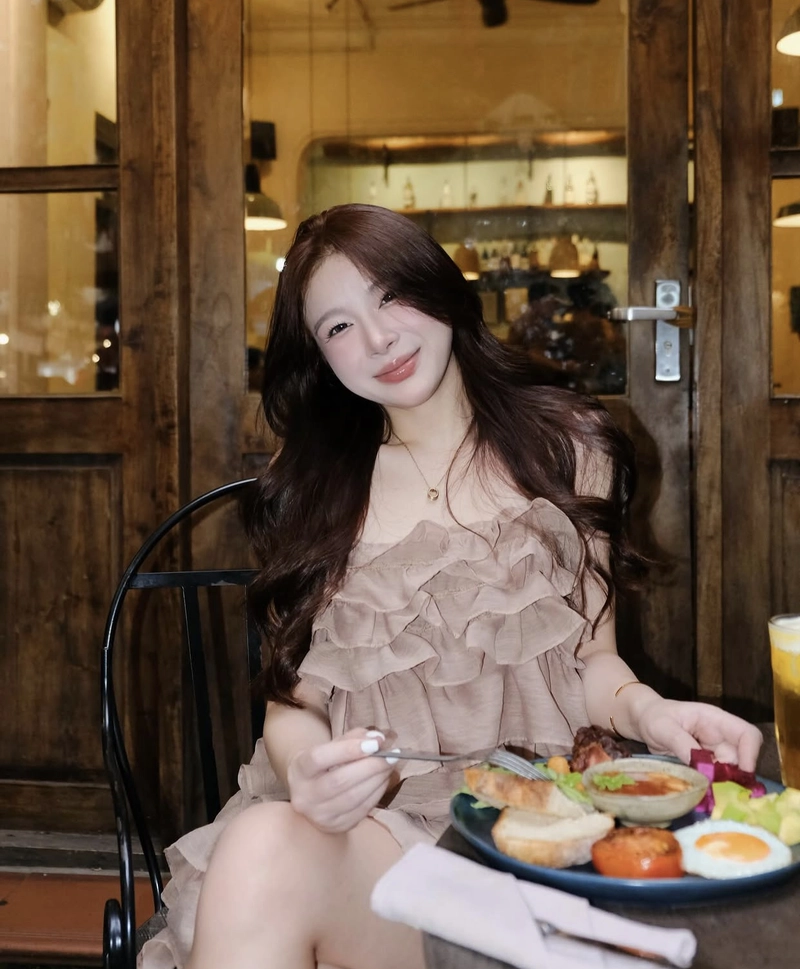 Gái xinh cười tự nhiên tạo nét cuốn hút riêng