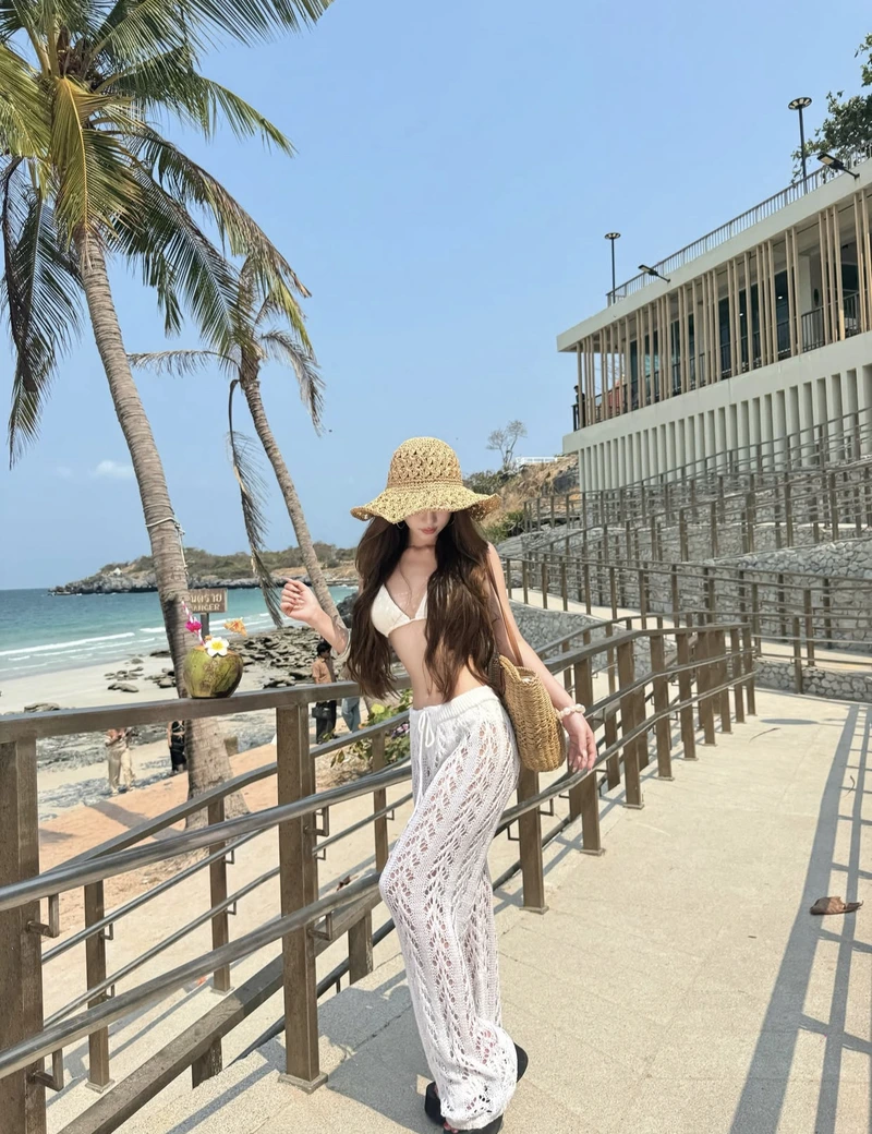 Gái xinh mặc bikini đi biển che mặt bằng mũ