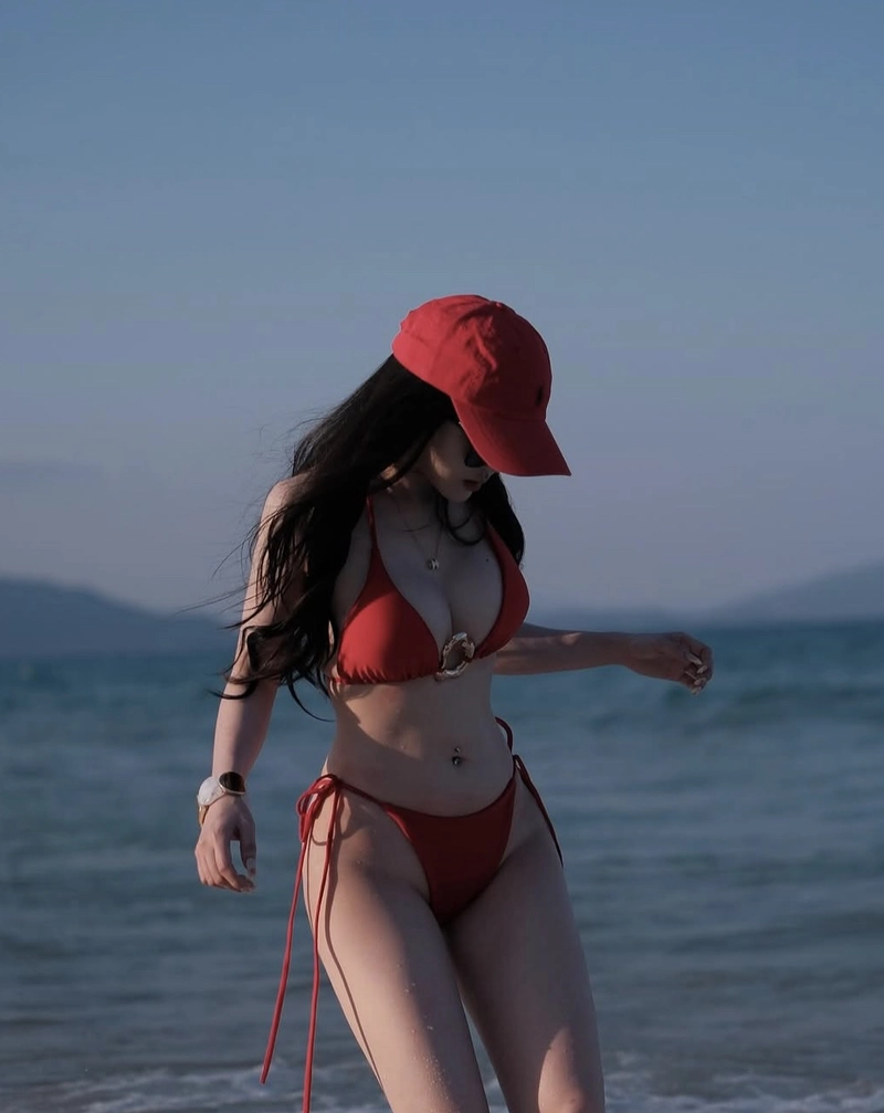 Gái xinh mặc bikini đi biển che mặt du lịch biển đẹp