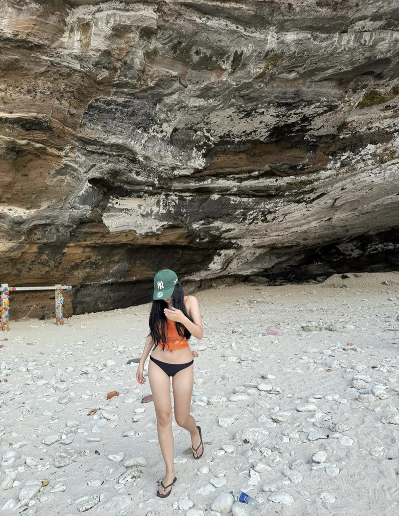 Gái xinh mặc bikini đi biển che mặt phong cách hiện đại