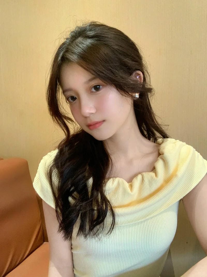 Gái xinh năm sinh 2002 ngoài trời