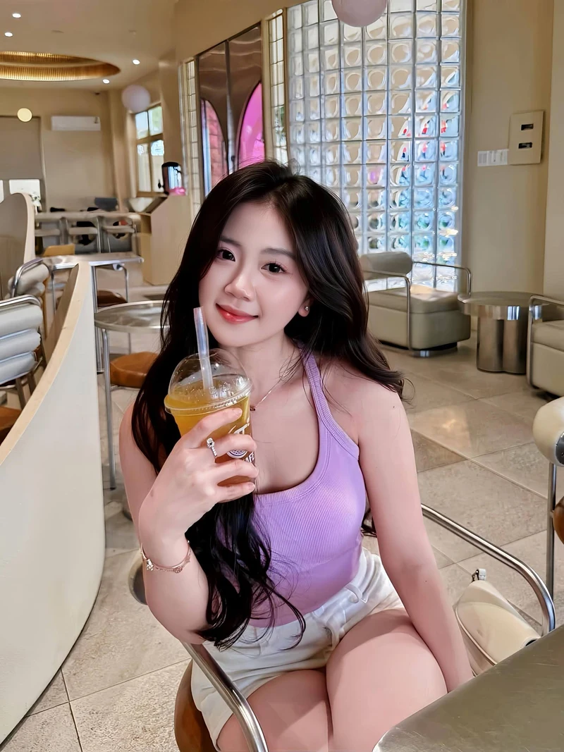 Gái xinh rạng rỡ với nụ cười và dáng người chuẩn