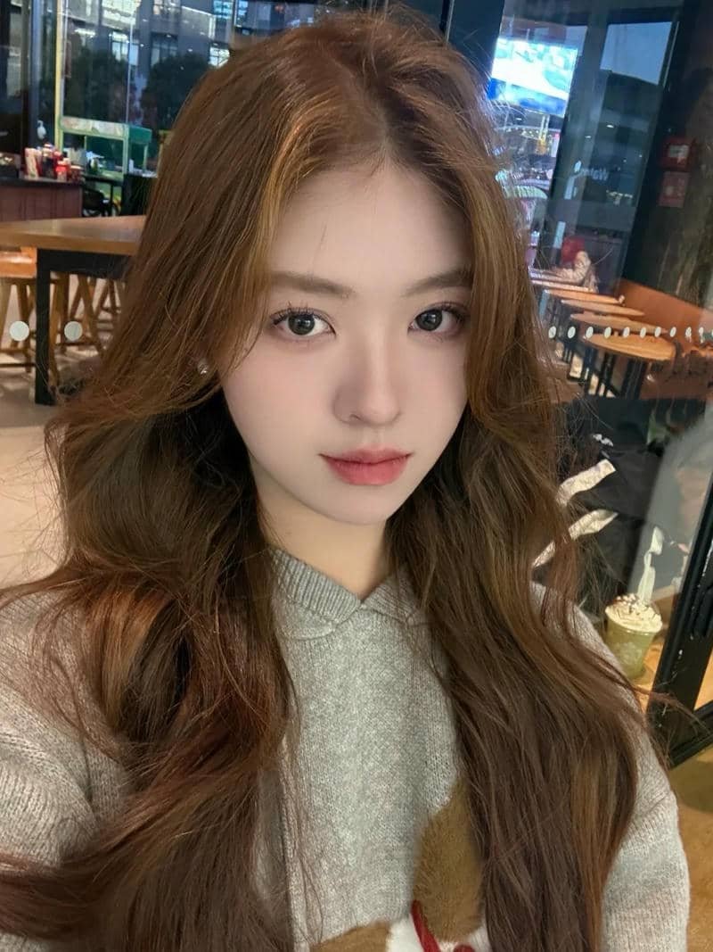 Gái xinh sinh năm 2002 tự nhiên