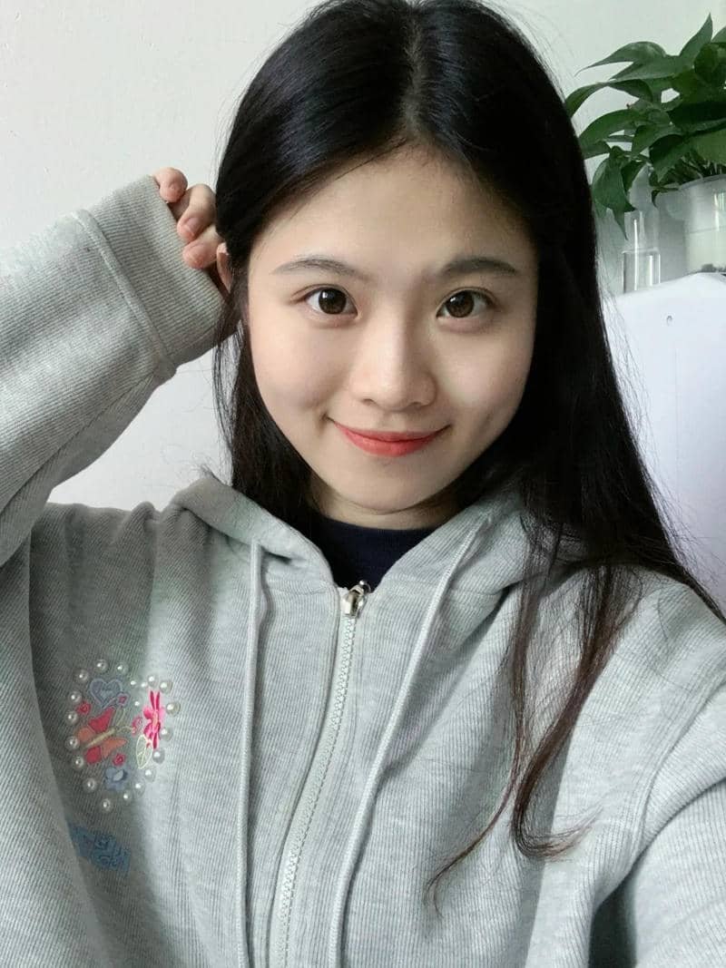 Gái xinh sinh năm 2k2 giản dị