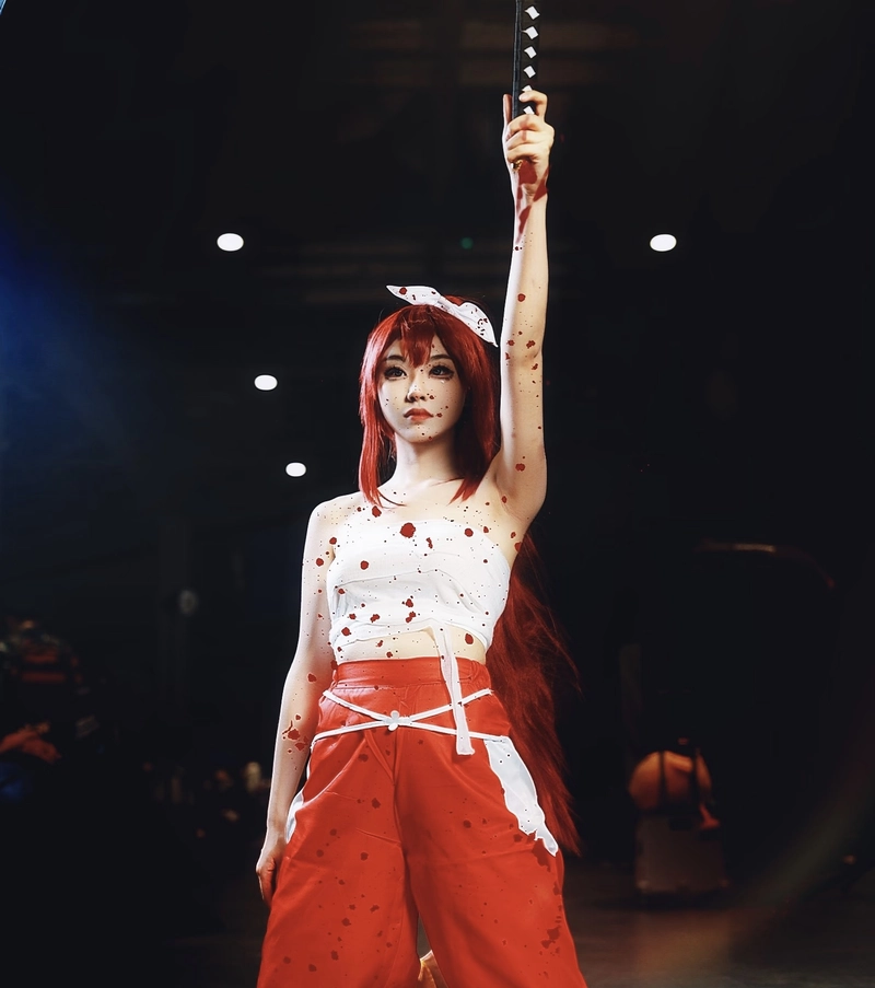 Góc chụp cosplay Erza phong cách lạnh lùng