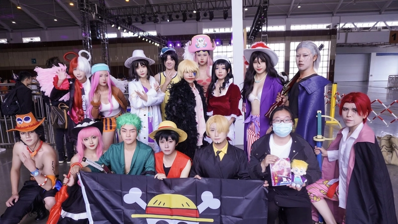 Góc chụp cosplay One Piece bố cục cuốn