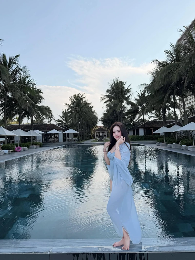 Góc chụp ngoài trời đẹp cùng Lê Phương Anh bikini sexy