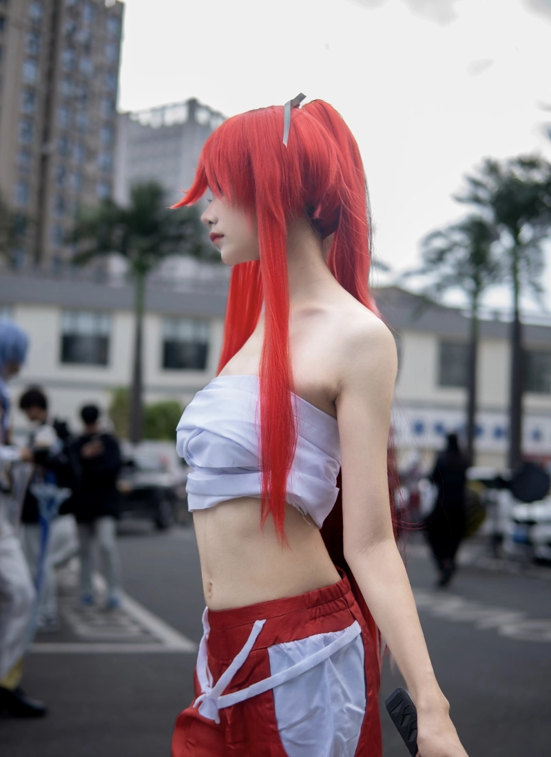 Góc nghiêng cosplay Erza phong cách nữ anime