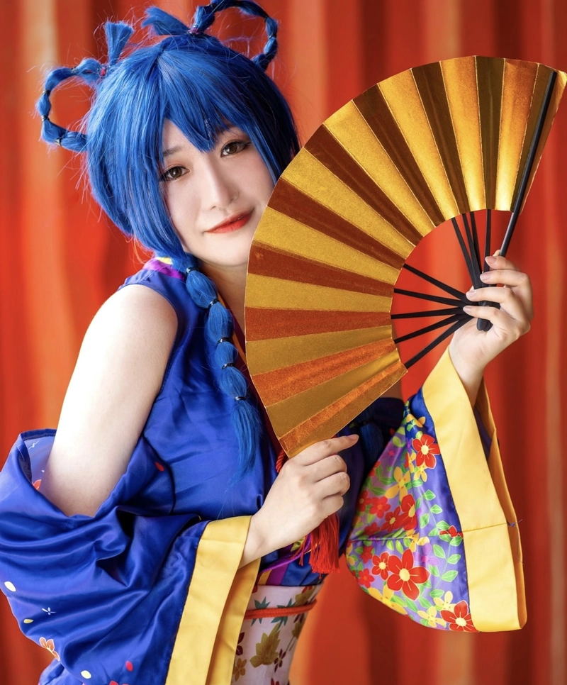 Gương mặt hóa trang cổ trang cosplay với ánh sáng dịu nhẹ