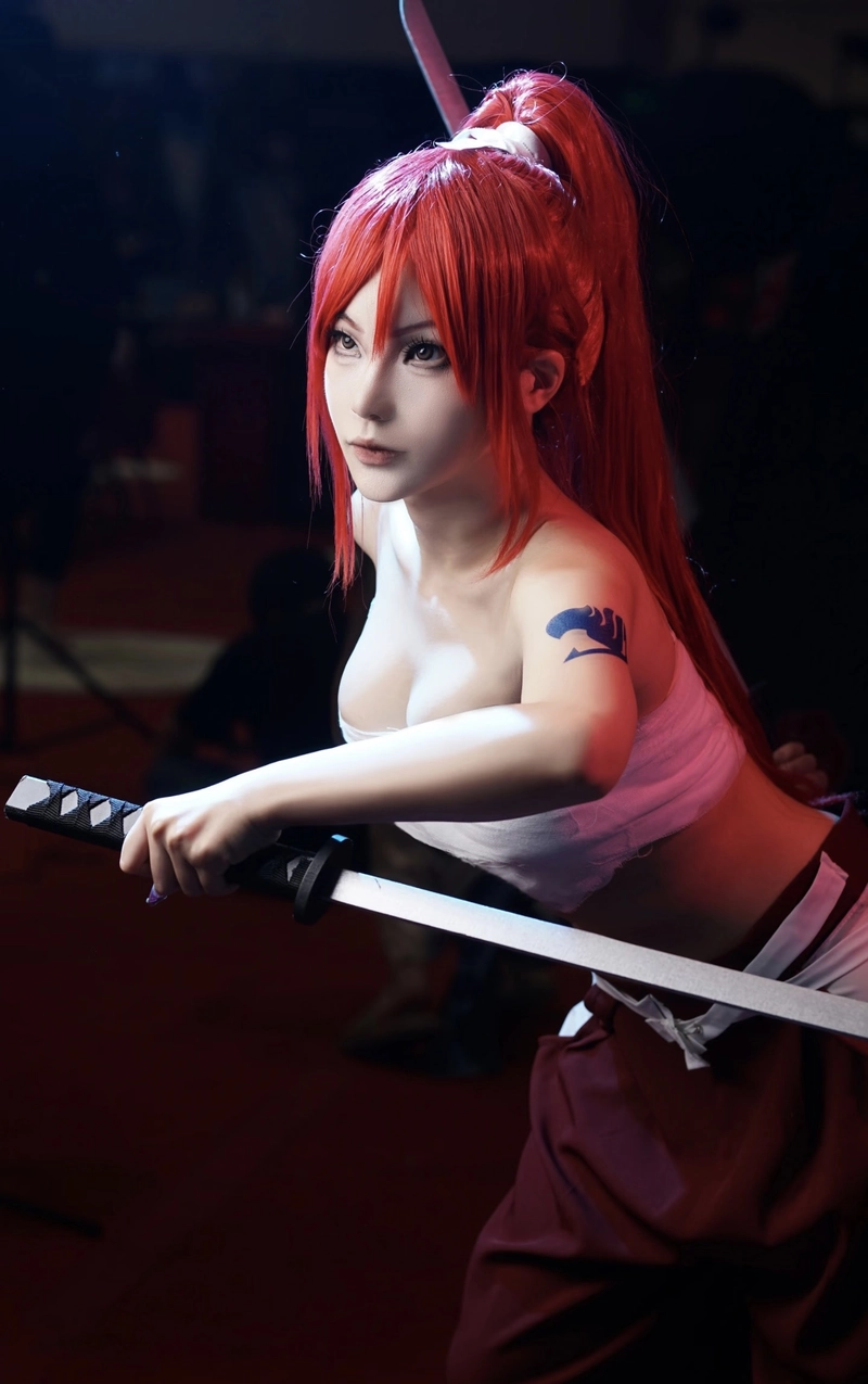 Gương mặt thần thái mạnh mang cosplay Erza