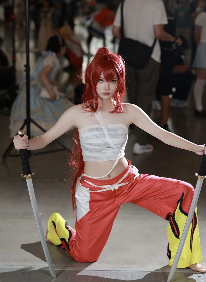 Gương mặt tóc đỏ cuốn hút cosplay Erza