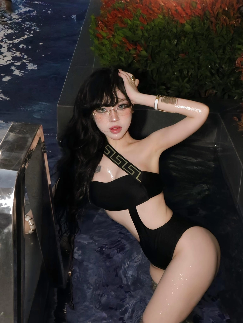 Hình Bảo Khuyên bikini chụp ngoài trời nổi bật
