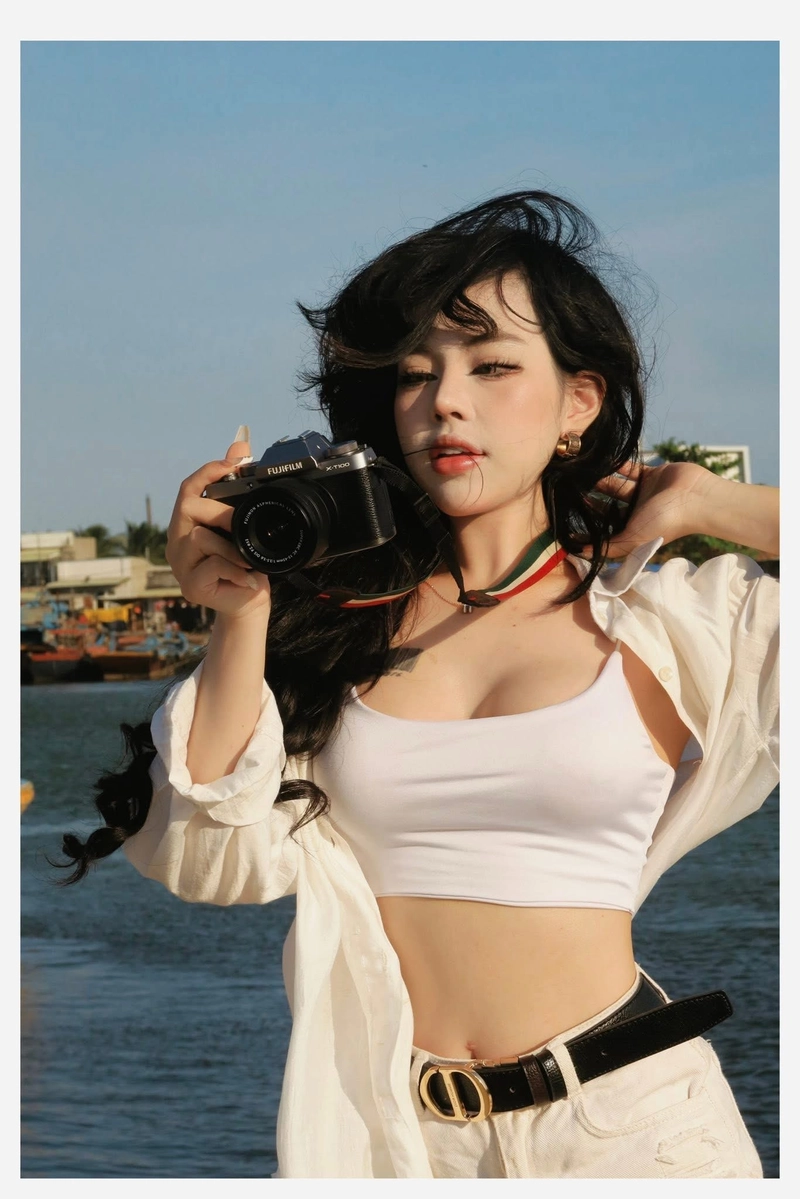 Hình Bảo Khuyên bikini tạo dáng đơn giản cuốn hút