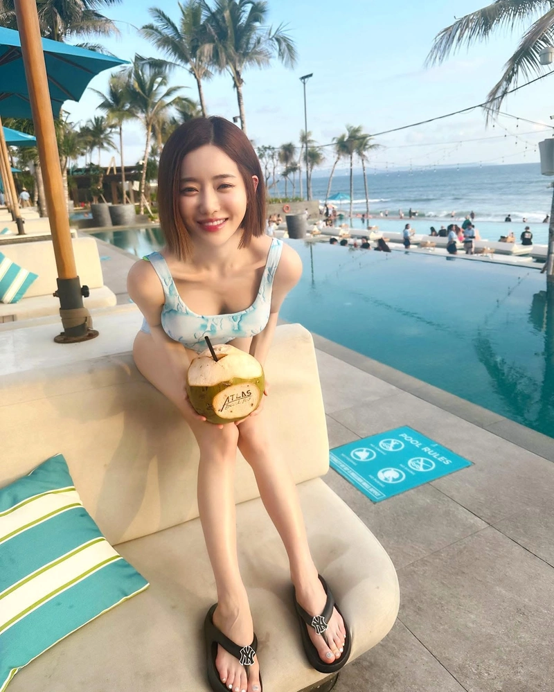 Hình DJ Soda bikini cười duyên dáng