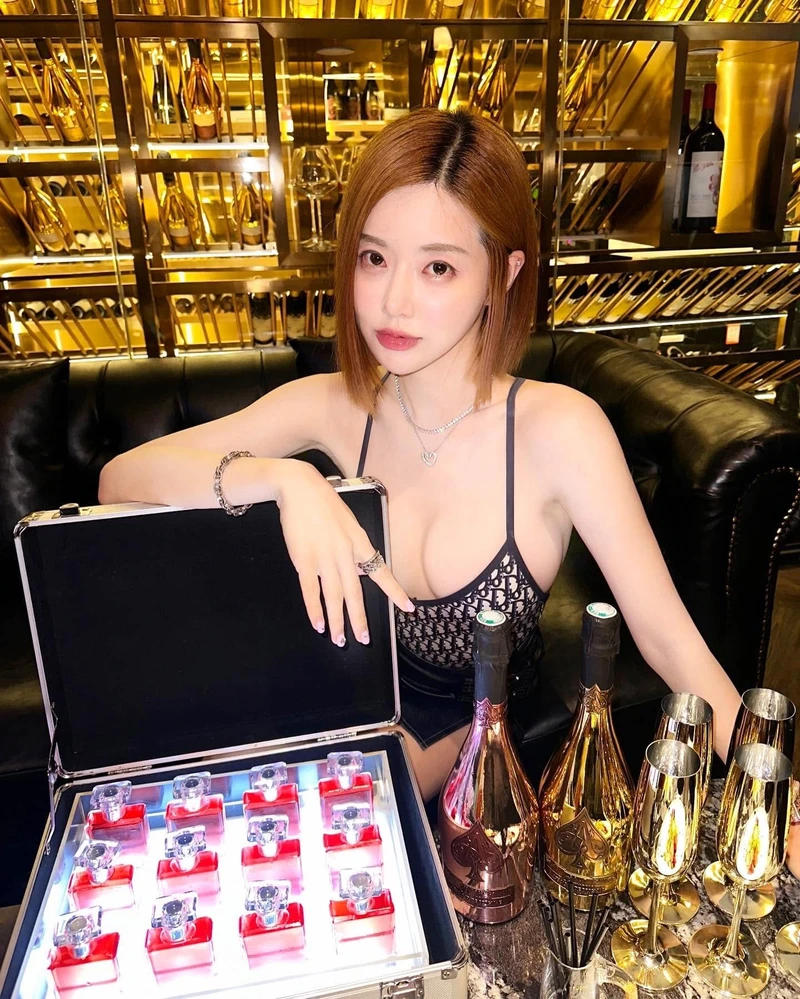 Hình DJ Soda bikini trong bar cực chất