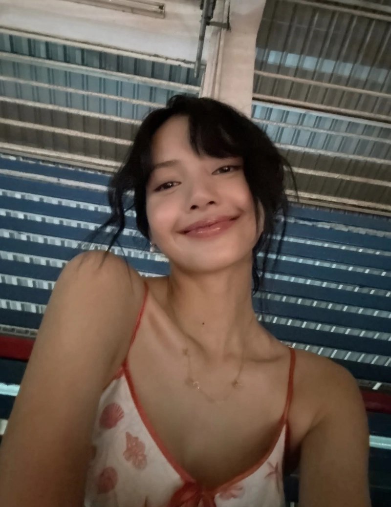 Hình Lisa bikini phong cách hiện đại mỉm cười
