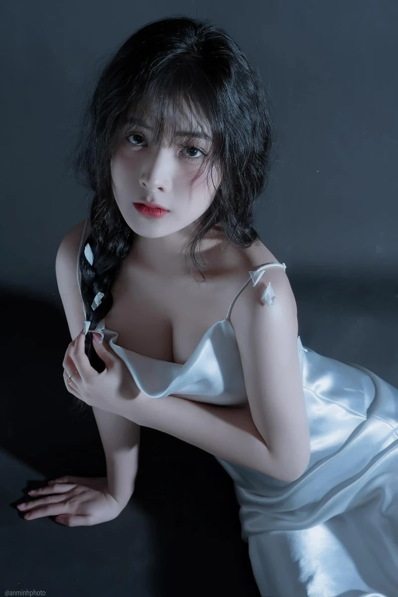 Hình Quỳnh Alee bikini sexy làm hình nền điện thoại