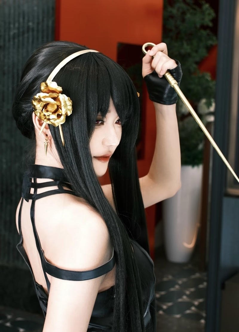 Hình Yor Forger cosplay mang nét gọn gàng mạnh mẽ