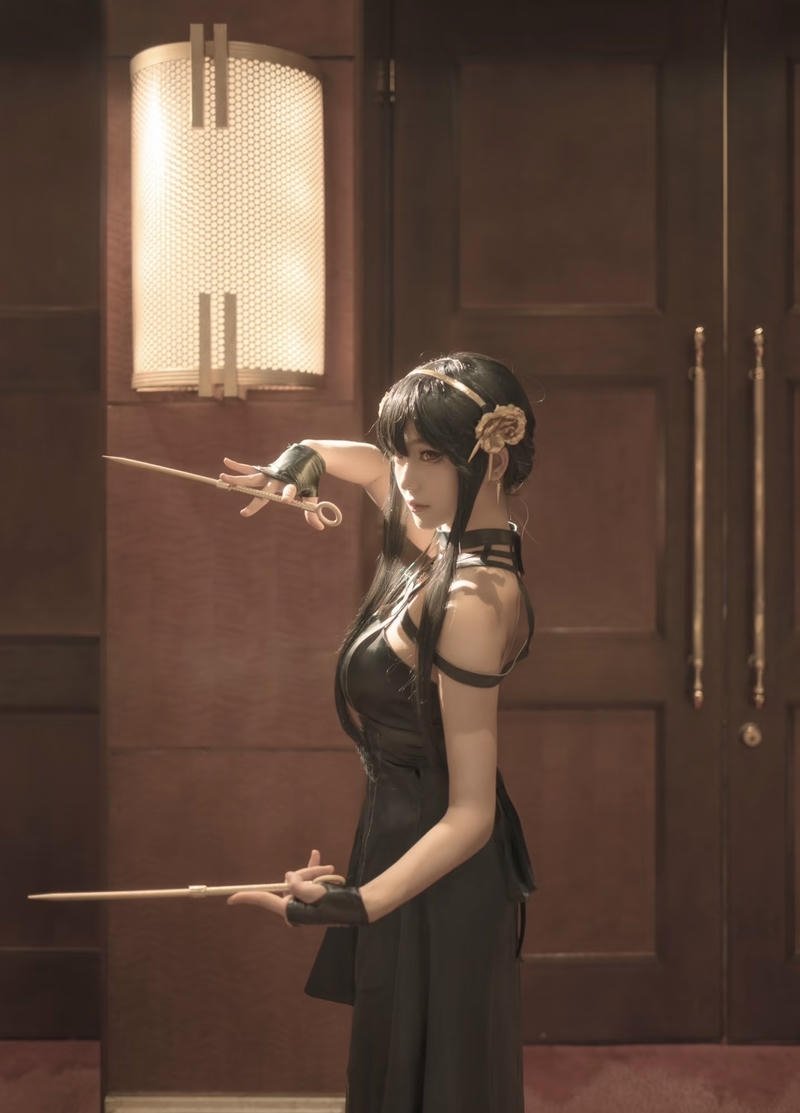 Hình Yor Forger cosplay mang nét quyến rũ kín đáo