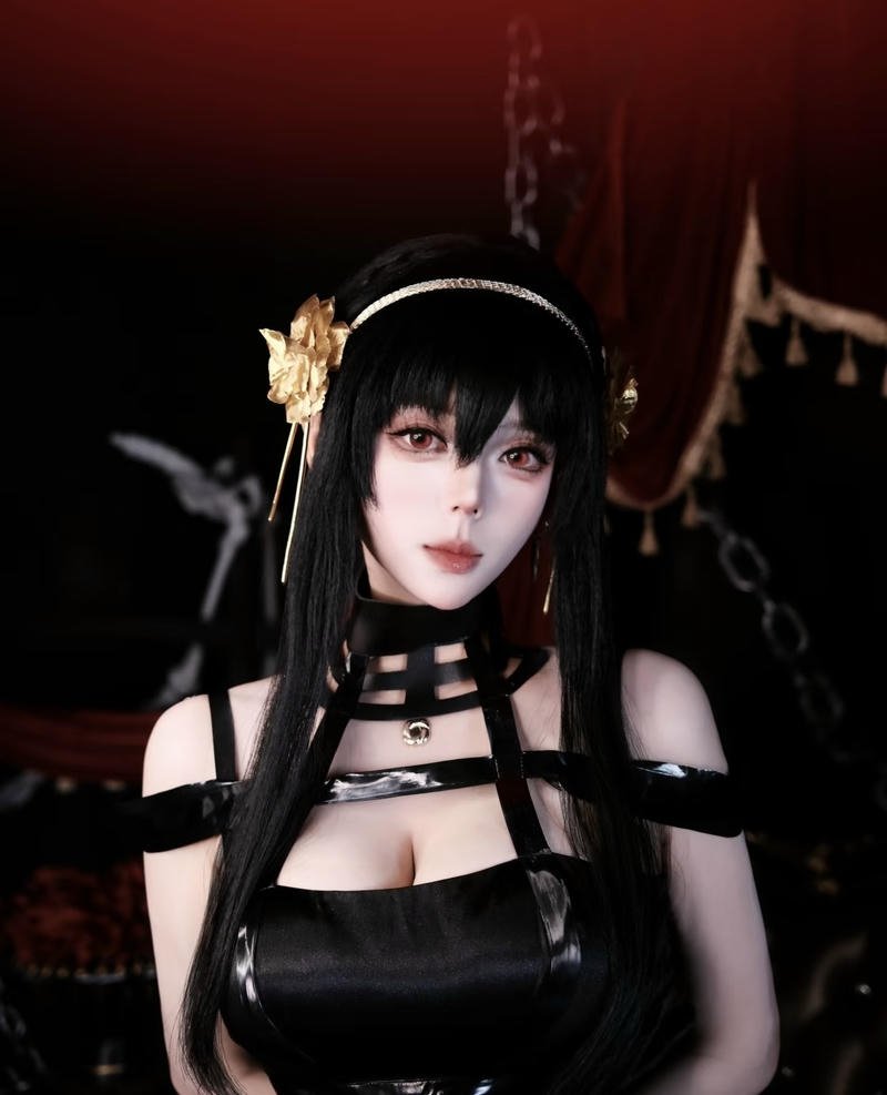 Hình Yor Forger cosplay mang vẻ kín đáo đầy lôi kéo