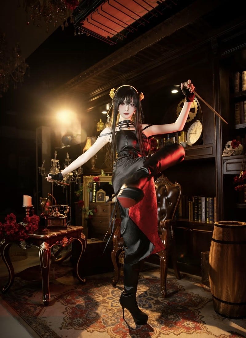 Hình Yor Forger cosplay mang vẻ nhanh nhẹn sắc bén