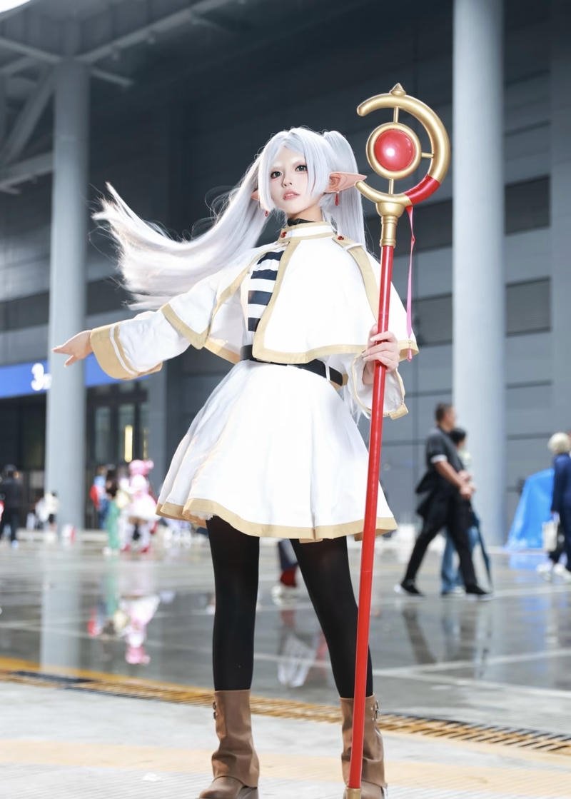 Hình ảnh Frieren cosplay ánh sáng tự nhiên trong trẻo