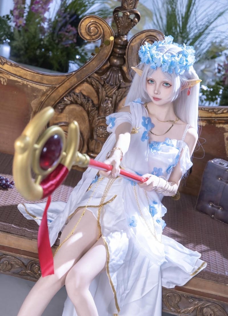 Hình ảnh Frieren cosplay mang phong cách anime hiện đại