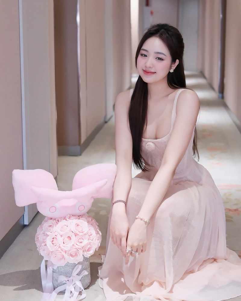 Hình ảnh Lê Phương Anh bikini sexy khoe vẻ đẹp hiện đại trẻ trung