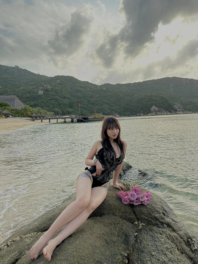 Hình ảnh Linh Miu bikini trong outfit đi biển hiện đại