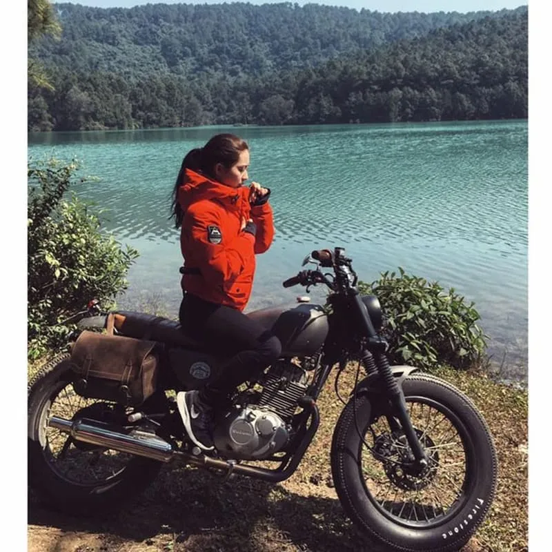 Hình ảnh Lương Minh Phương bên cạnh xe moto