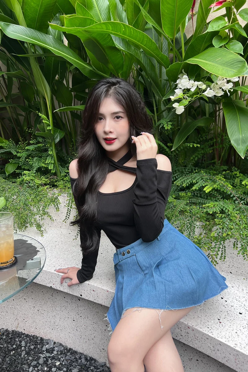 Hình ảnh Quỳnh Alee khoe vòng một đầy đặn với bikini