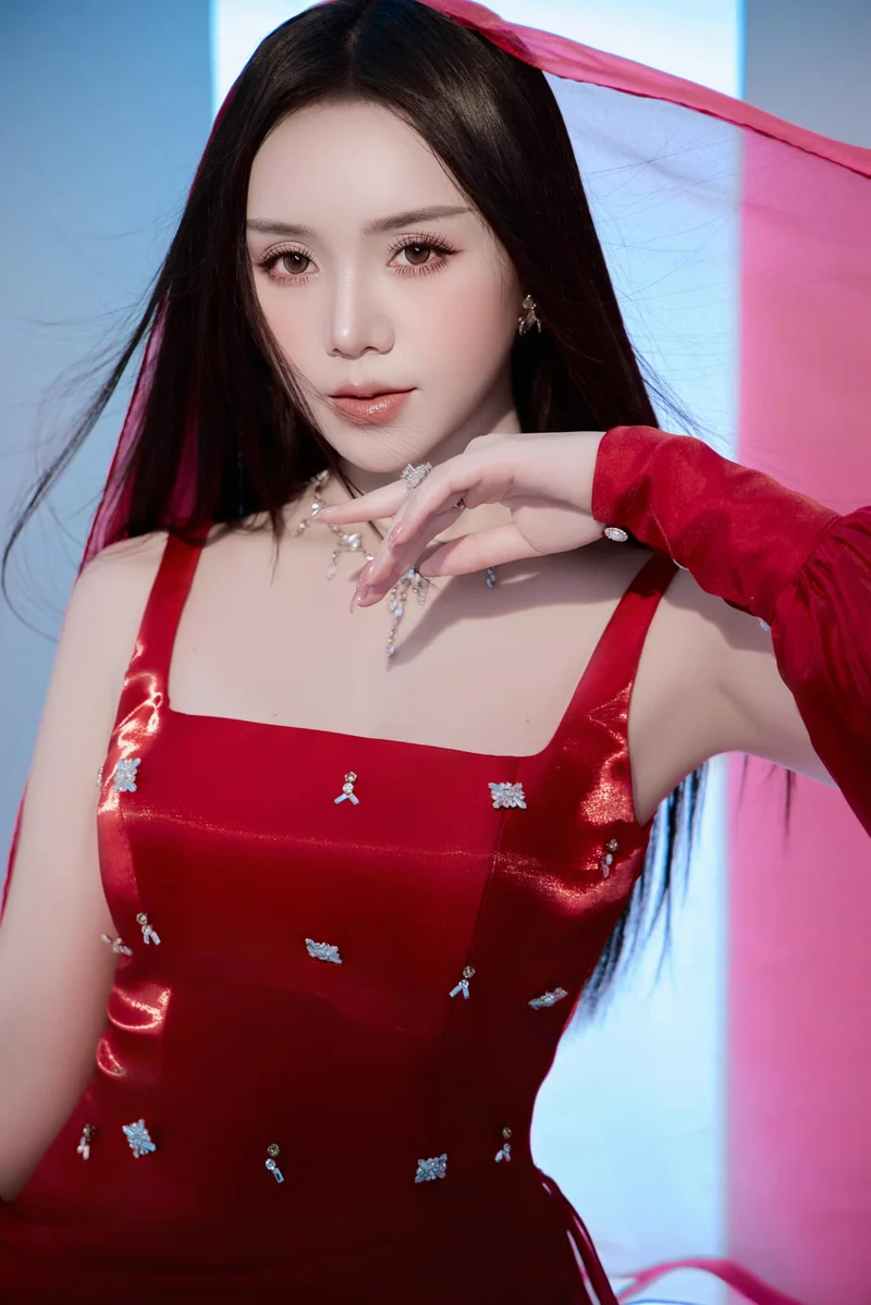 Hình ảnh Quỳnh Kool sexy trong bộ bikini đỏ rực rỡ quyến rũ