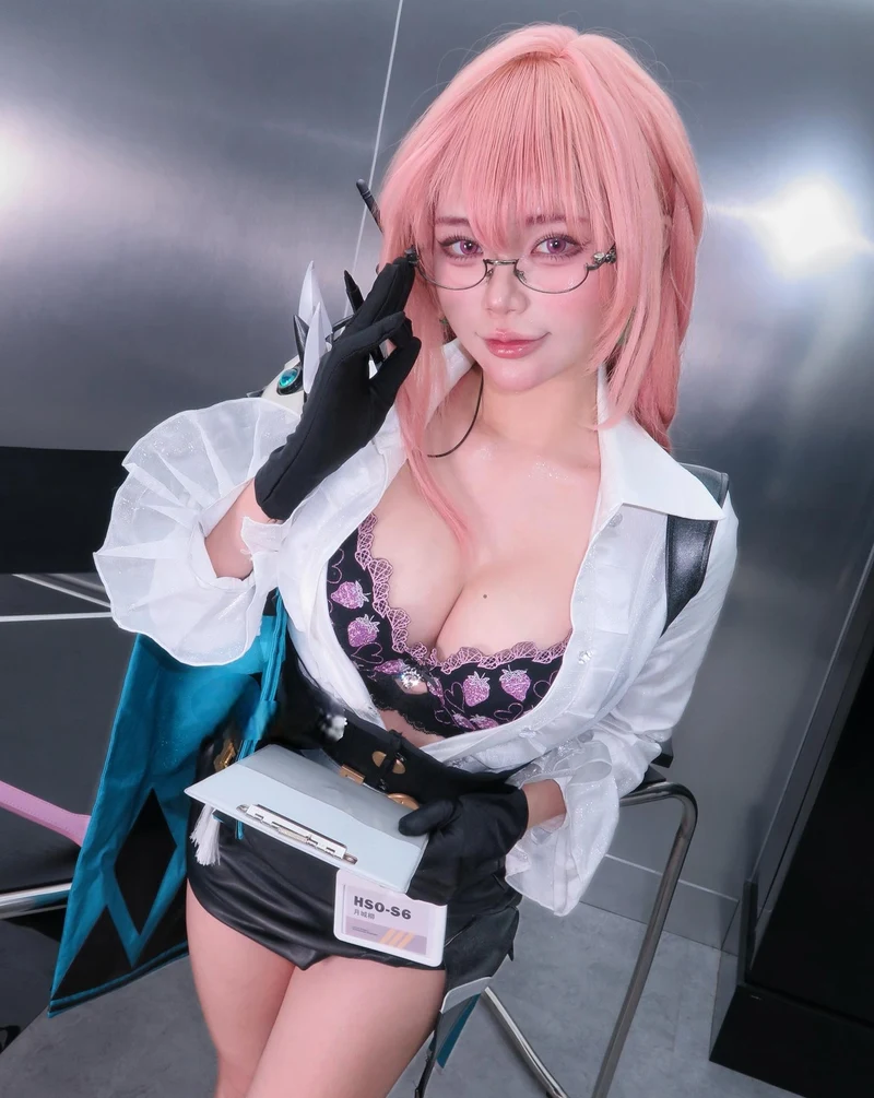 Hình ảnh Zinie Quỳnh hóa cosplay nàng tiên cá gợi cảm