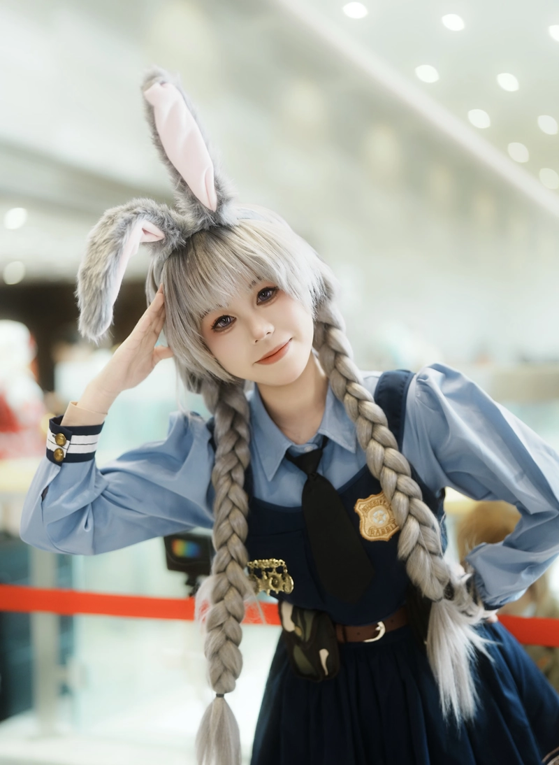 Hình ảnh ánh nhìn tinh nghịch thỏ cosplay tạo điểm nhấn