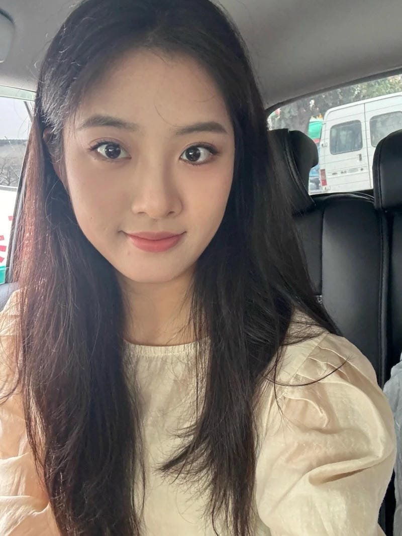 Hình ảnh cô gái 2k2 đời thường