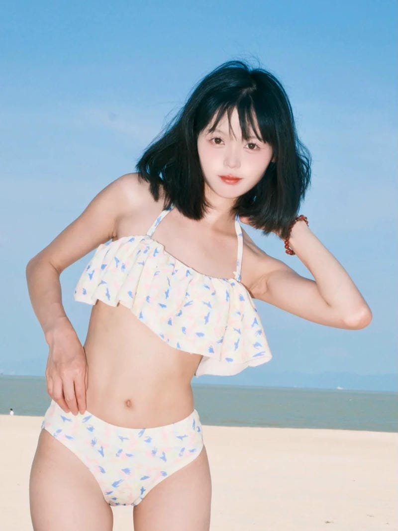 Hình ảnh cô gái bikini ngoài trời