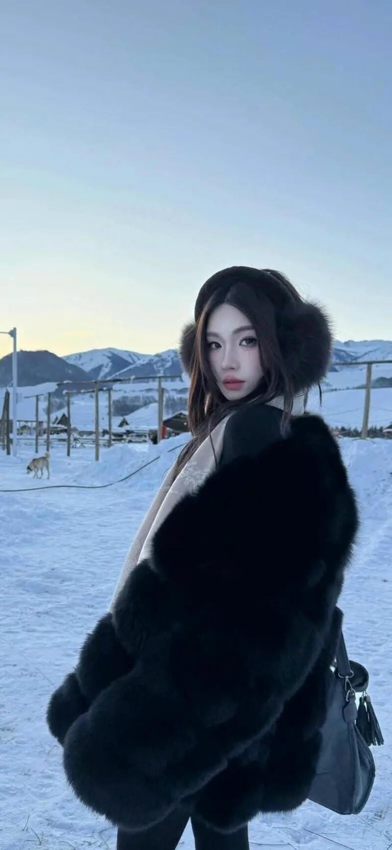 Hình ảnh cô gái trẻ sinh năm 2000