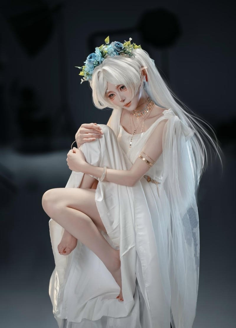 Hình ảnh cosplay Frieren với mái tóc dài bạc đặc trưng