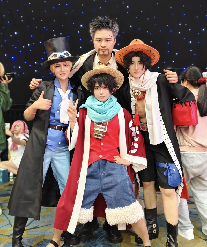 Hình ảnh cosplay One Piece khung cảnh cuốn