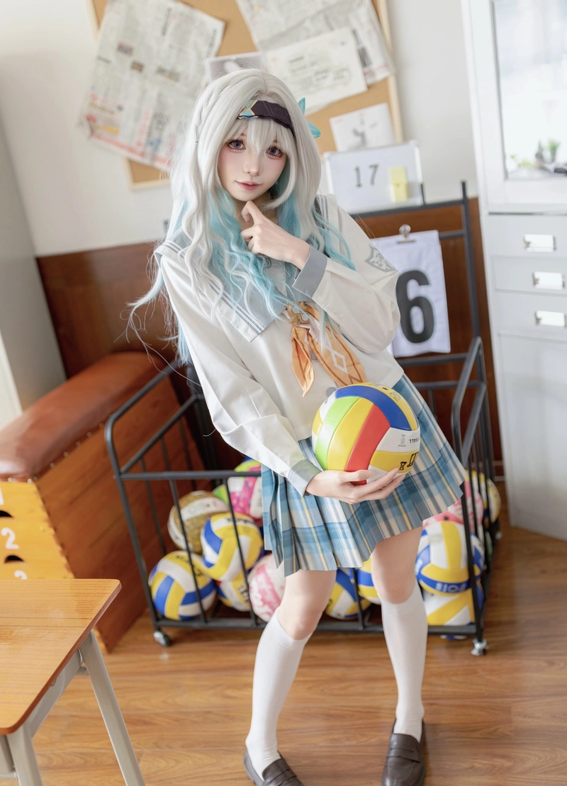 Hình ảnh cosplay nữ sinh với đồng phục học đường gọn gàng