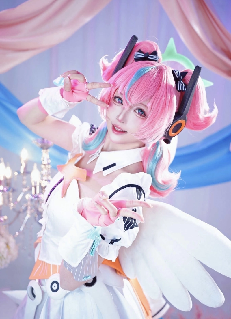 Hình ảnh cosplay thiên thần ánh sáng dịu nhẹ
