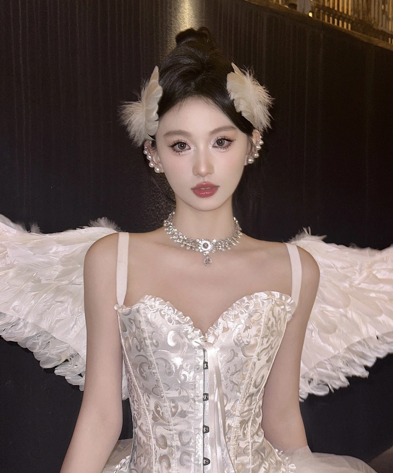 Hình ảnh cosplay thiên thần với ánh sáng mềm