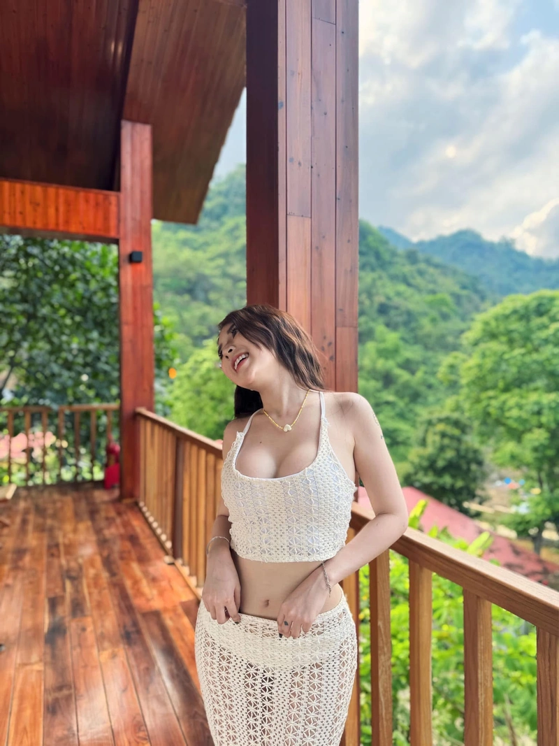 Hình ảnh đan phượng mặc bikini trắng