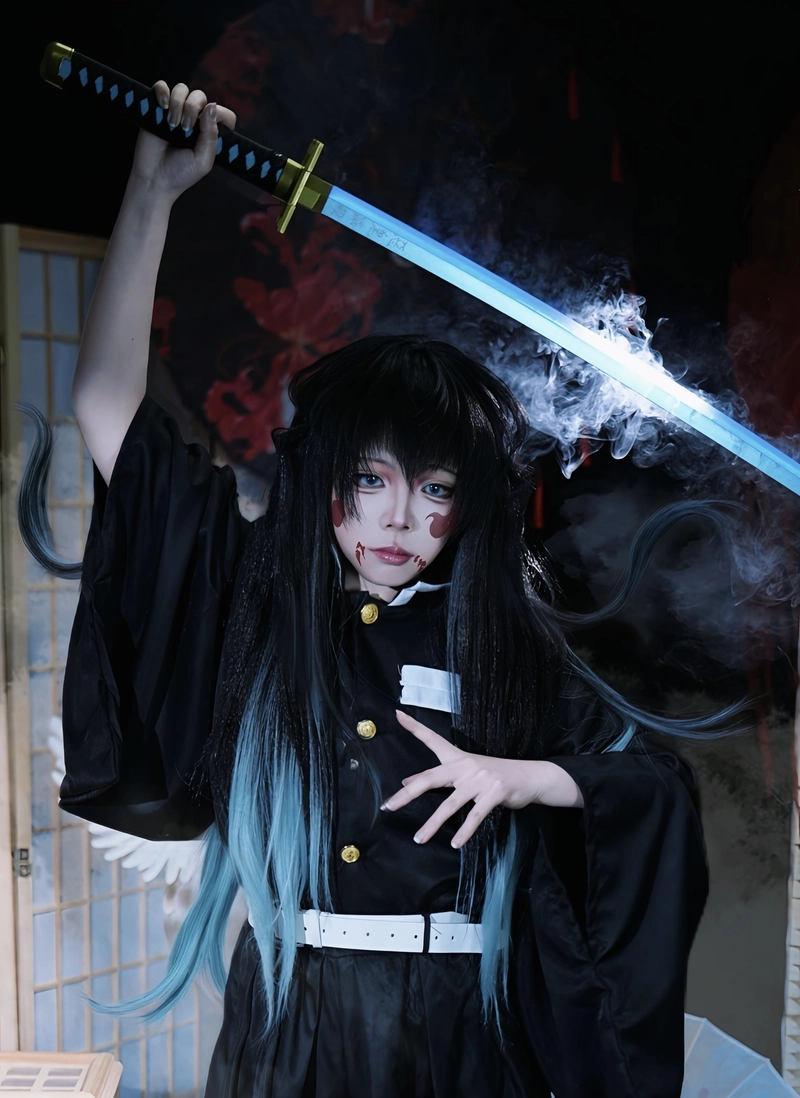Hình ảnh dáng đứng thẳng hà trụ cosplay thể hiện phong thái